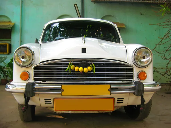 India coche blanco Embajador - servicio de taxi VIP —  Fotos de Stock