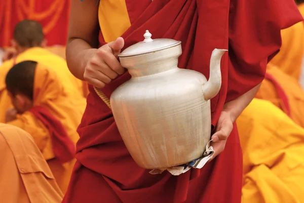 Tibetische Teekanne in den Händen eines Mönchs in Nepal — Stockfoto