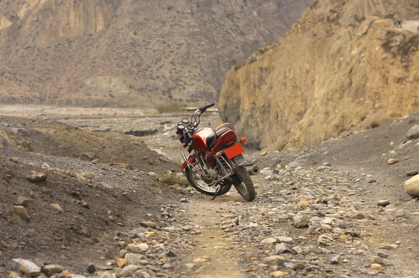 Motocicleta roja Kawasaki en una carretera de montaña en el Himalaya en Nepal —  Fotos de Stock