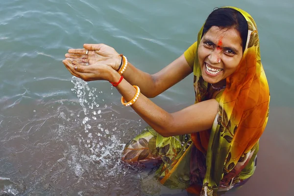 Indiase vrouw in een sari glimlachen - Baden in de ganges in rishikesh — Stockfoto