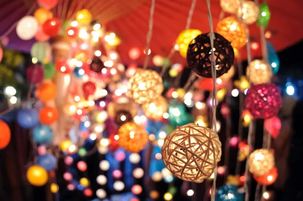 Guirnaldas de colores en el mercado nocturno en Tailandia — Foto de Stock