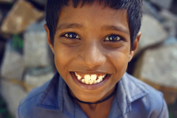 Индийский мальчик улыбается в голубой рубашке - Карнатака, Хампи — стоковое фото