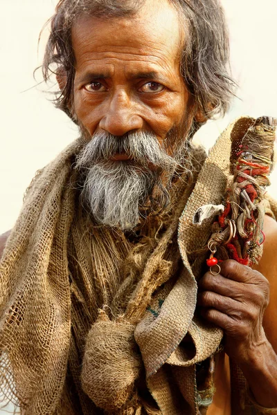 Портрет Садху во вретище для Кумбха Мелы в Индии — стоковое фото