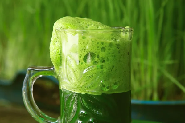 Szklanki soku z trawy pszenicy zielony świeży — Zdjęcie stockowe