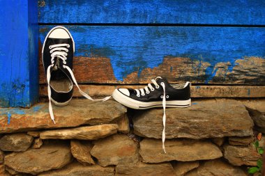 spor ayakkabı mavi duvar - parça, bir arka plan üzerinde nepal kurutulur.