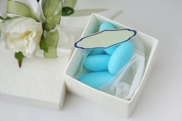 Bruiloft souvenir - snoepjes in een wit vak — Stockfoto