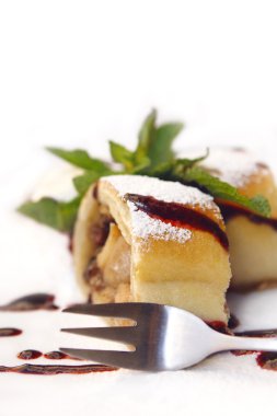 dondurma ve taze nane ile servis berry strudel