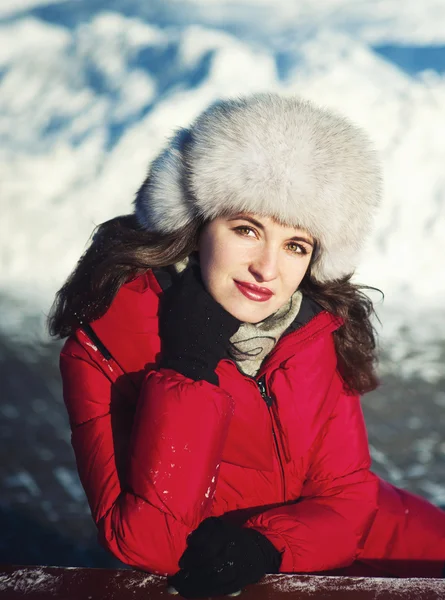 Retrato de invierno de la mujer —  Fotos de Stock