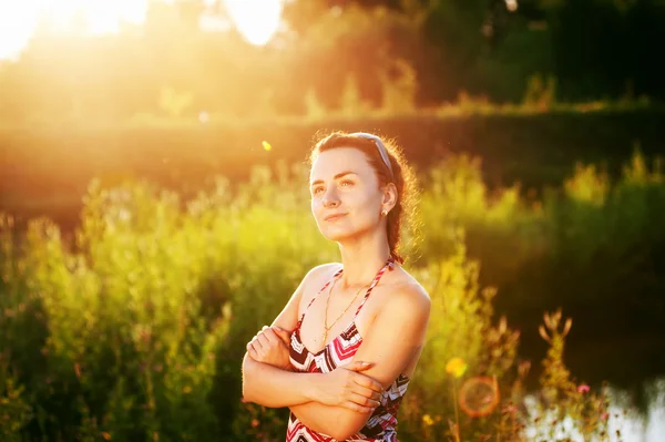 Дівчина в літній захід сонця — стокове фото