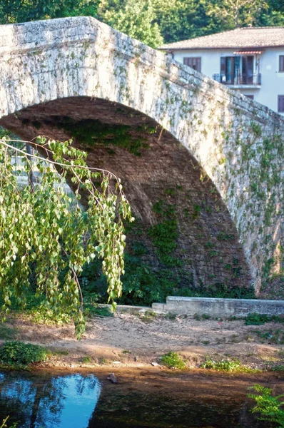 Puente en el pueblo — Foto de Stock