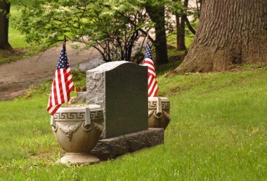 Bayraklı mezar taşı