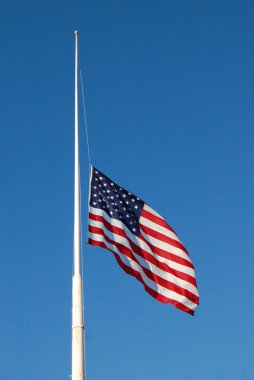 Amerikan bayrağı yarıya