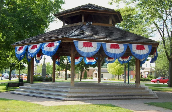 Bandstand met bunting — Stockfoto