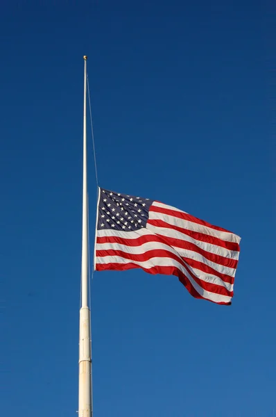 Amerikaanse vlag op de helft mast — Stockfoto