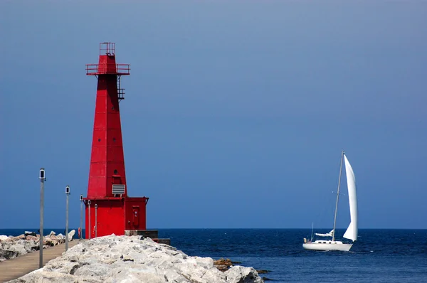 Farol e veleiro, Muskegon, MI — Fotografia de Stock