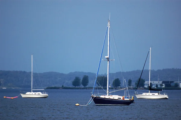 Afgemeerd boten in lake — Stockfoto