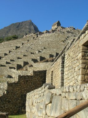 Machu picchu, seyir terasları bir kulübe ve katı mavi sk yukarıya