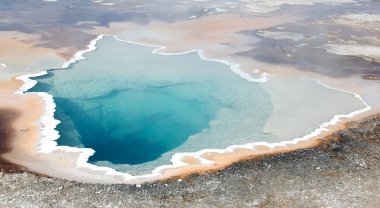 Yellowstone Ulusal Parkı kalbin kadar yakın bahar