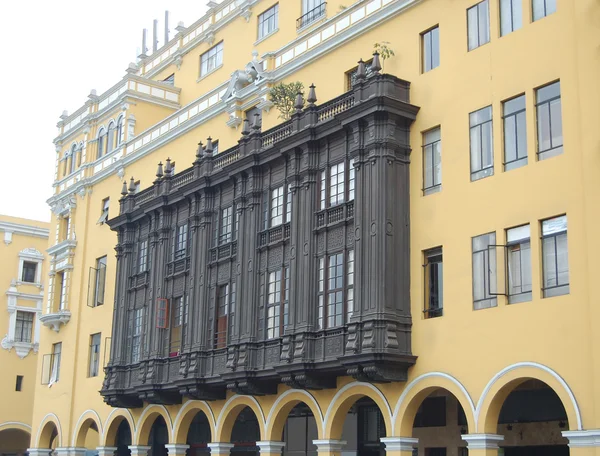 Duży balkon w plaza de armas, lima, peru, z boku — Zdjęcie stockowe