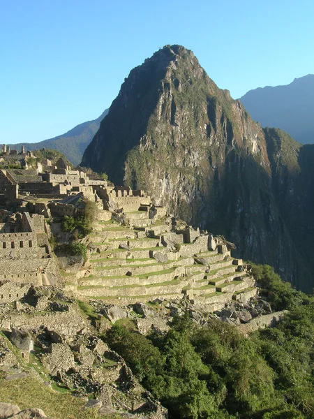 Classic Machu Picchu sunrise, blue skies — Stock Photo, Image