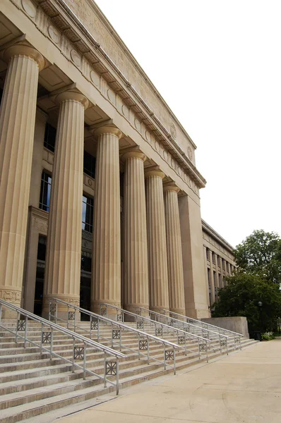 College building with columns — Stock Photo, Image