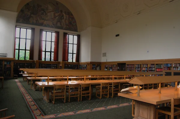 Biblioteca sala de referencia, vista al diccionario — Foto de Stock