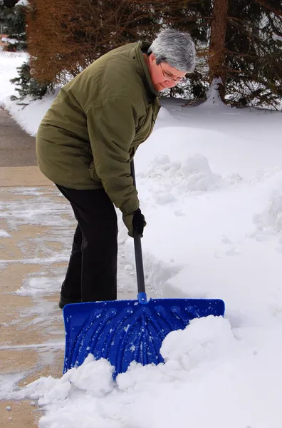 Midden leeftijd vrouw shoveling — Stockfoto