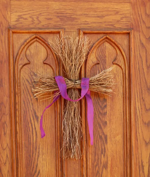 Twig cross on church door — Stock Photo, Image