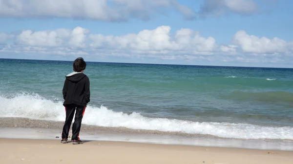 Boy looking at waves — Stock Photo, Image