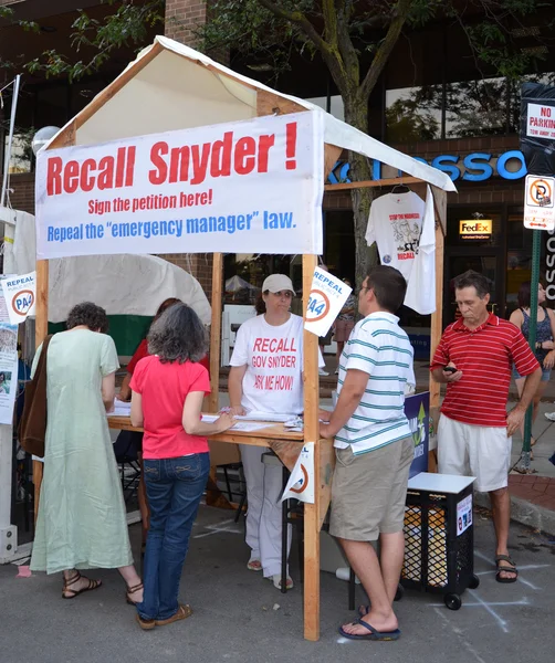Recall Snyder booth at Ann Arbor Art Fair — Stock Photo, Image