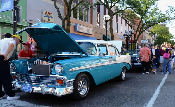 1965 chevrolet op de rollende auto sculptuur weergeven — Stockfoto