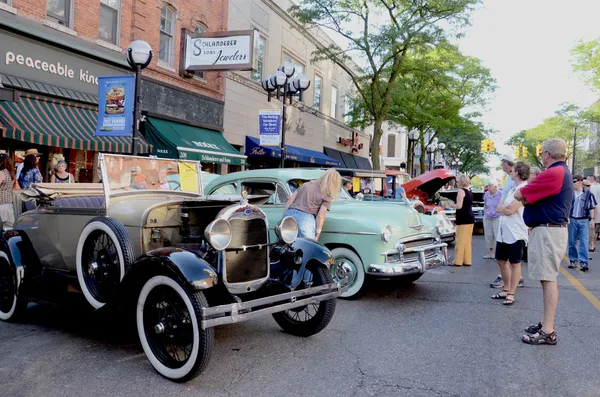 1928 model Forda i 1950 chevrolet 2d typu deluxe — Zdjęcie stockowe