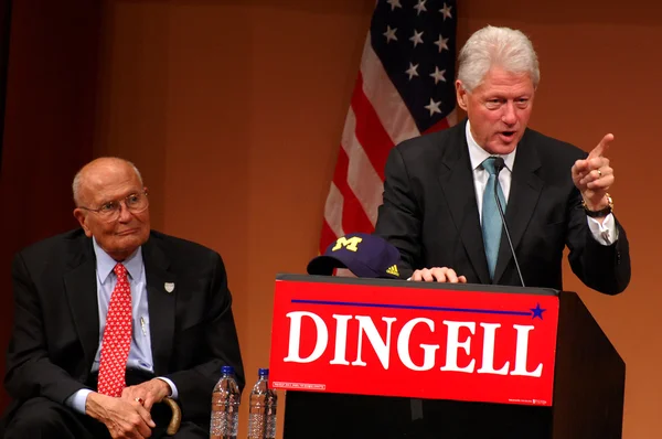 Ex-presidente Bill Clinton e congressista John Dingell — Fotografia de Stock