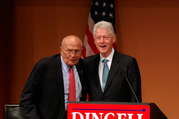 Były prezydent bill clinton i kongresman john dingell — Zdjęcie stockowe