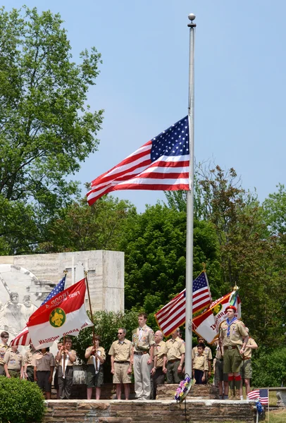 Memorial day - Boy scouts respect the flag — Stock Photo, Image