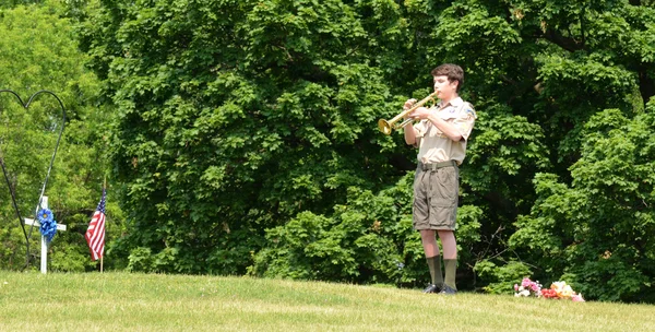 Boy scout plays tap on memorial day — Stock Photo, Image