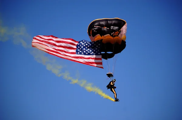 Ons airborne parachutist boven um msu spel — Stockfoto