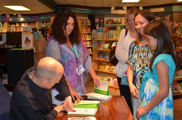 吉姆安娜在尼古拉的书 2013 年 6 月 — 图库照片