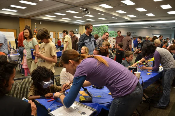 Learning how to solder at the Ann Arbor mini Maker Faire — Stock Photo, Image