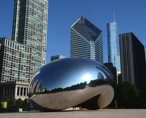 Cloud gate, med crain och trump byggnader — Stockfoto