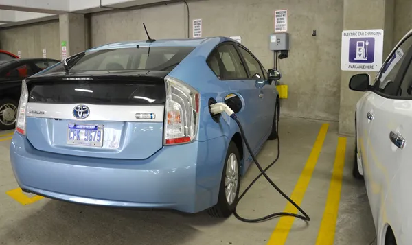 Chargement de voiture électrique à la station de recharge — Photo