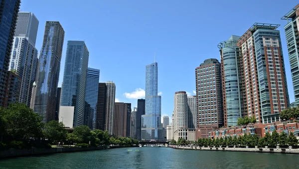 Vista al río Chicago, con Trump International Hotel and Tower — Foto de Stock