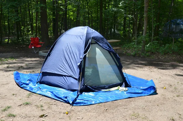 Leirintäalueen teltta — kuvapankkivalokuva