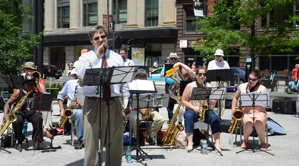 John Vishneski sings with the Chicago Barrister's Band — Stock Photo, Image
