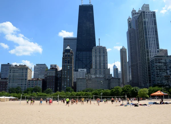 Volleyball players at Ohio Beach, Chicago — Stock Photo, Image