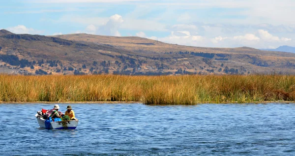 Lake Titicaca reed landscape with women — Stock Photo, Image