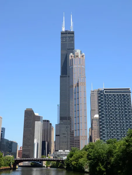 芝加哥河认为，与约翰 · 汉考克中心 — 图库照片