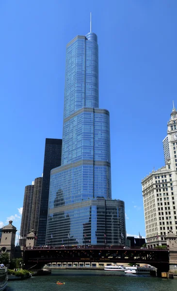 Vista fiume Chicago, con ponte Trump International Hotel e T — Foto Stock