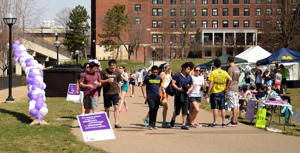 Chodci na university of michigan relé pro život událost 2014 — Stock fotografie