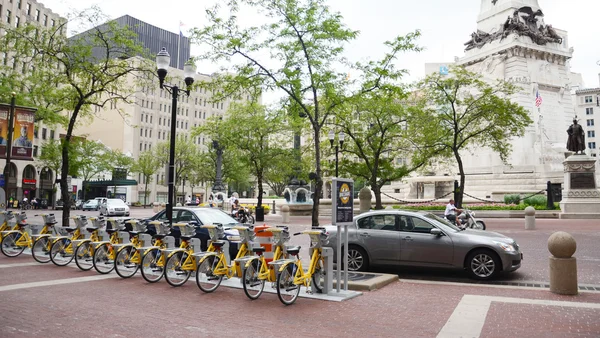 Bike Share Indianapolis cu monument — Fotografie, imagine de stoc